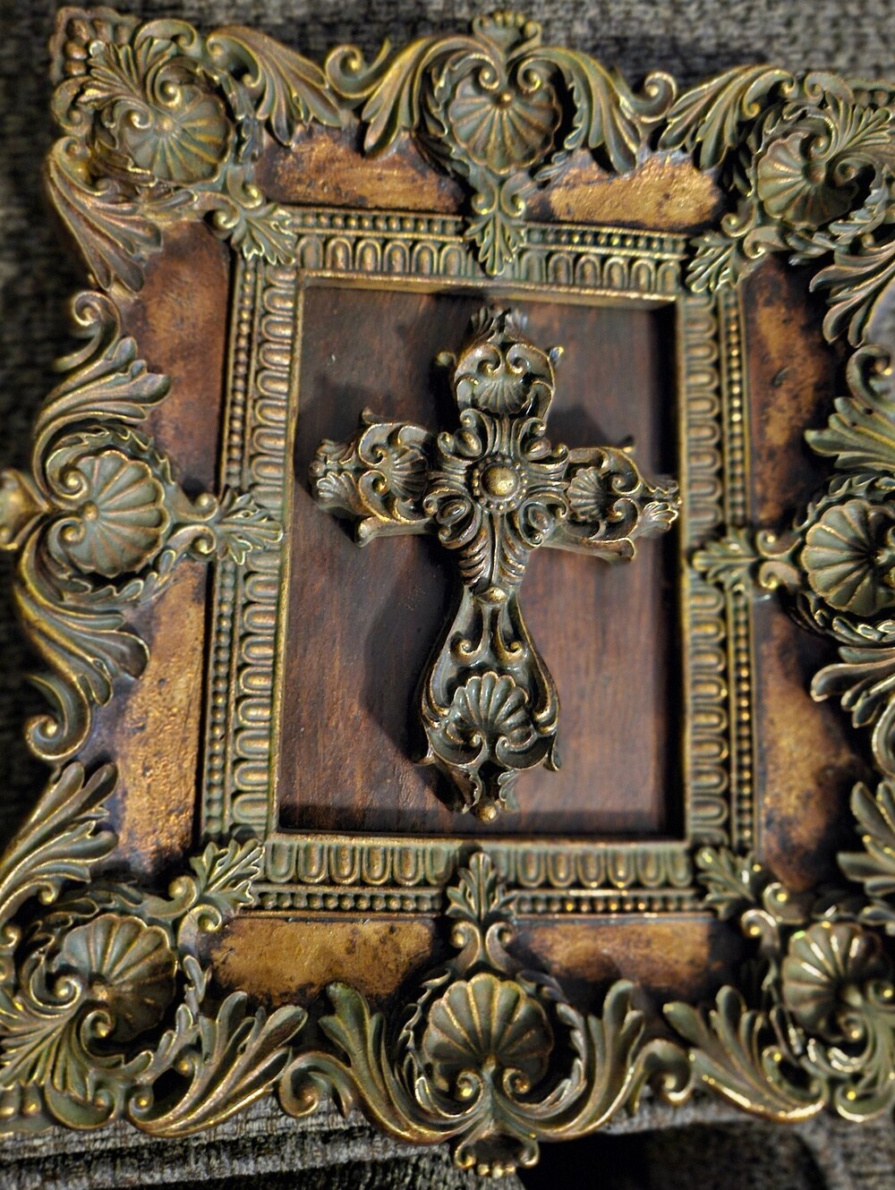 Antique-Style Ornate Decorative Wall Cross Frame in Gold